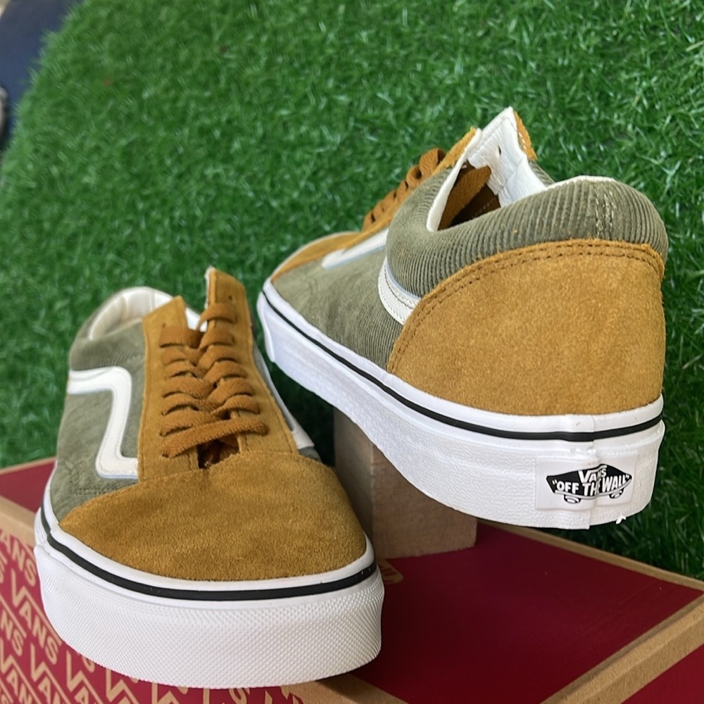 Vans Men’s Old Skool
Mini Cord Green/Brown
VN000ZNIT20A
Old Skool Corduroy Shoe - Picture 12 of 16